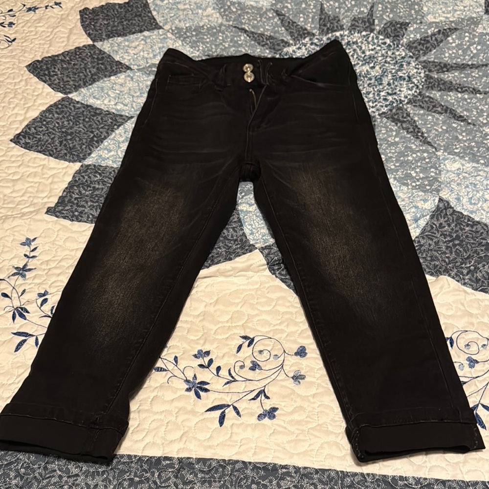Stylish Black Capri Jeans